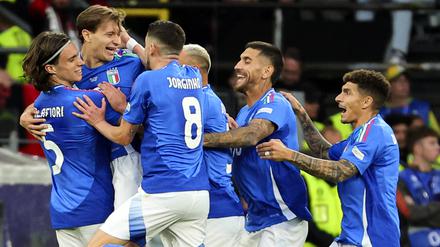 Nicolo Barella feiert mit Riccardo Calafiori, Jorge Luiz Frello Filho Jorginho, Federico Dimarco, Lorenzo Pellegrini und Giovanni Di Lorenzo das Tor zum 2:1 beim Gruppenspiel zwischen Italien und Albanien.