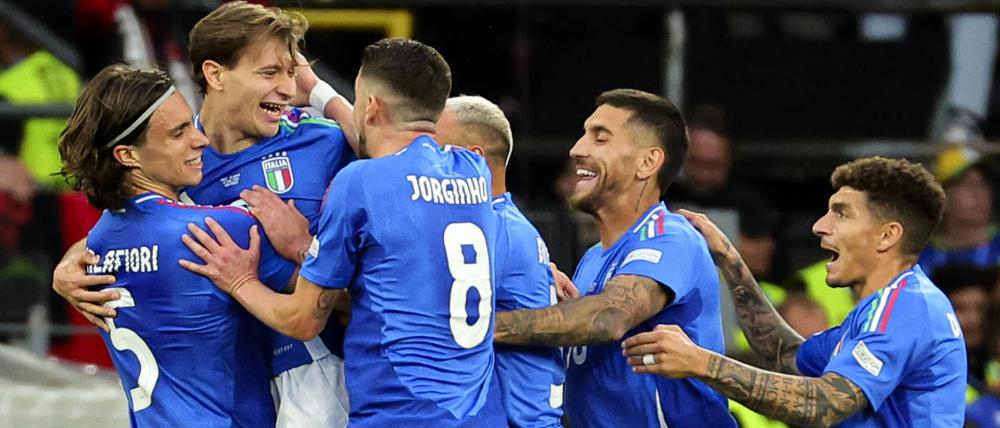 Nicolo Barella feiert mit Riccardo Calafiori, Jorge Luiz Frello Filho Jorginho, Federico Dimarco, Lorenzo Pellegrini und Giovanni Di Lorenzo das Tor zum 2:1 beim Gruppenspiel zwischen Italien und Albanien.