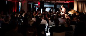 Bitte etwas mehr Begeisterung. Dimitris Christides im Sommerquartier des Zig Zag Jazz Club.