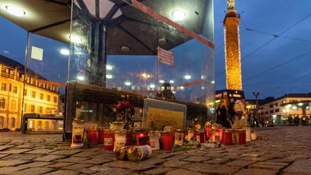 Kerzen und Blumen liegen auf dem Luisenplatz in der Innenstadt Darmstadt an einer Haltestellenüberdachung. Sie erinnern an einen Obdachlosen, der dort wenige Tage zuvor getötet worden war. 