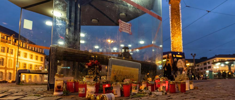 Kerzen und Blumen liegen auf dem Luisenplatz in der Innenstadt Darmstadt an einer Haltestellenüberdachung. Sie erinnern an einen Obdachlosen, der dort wenige Tage zuvor getötet worden war.