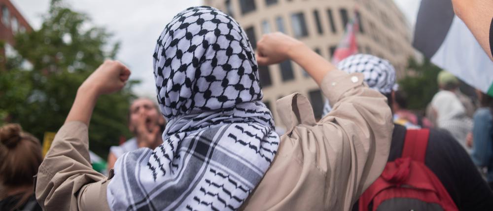 Junge Menschen mit Kufiya (Symbolbild)