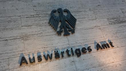 Berlin: Das deutsche Wappen und der Schriftzug „Auswärtiges Amt“ sind an einer Außenwand am Eingang zum Auswärtigen Amt angebracht.