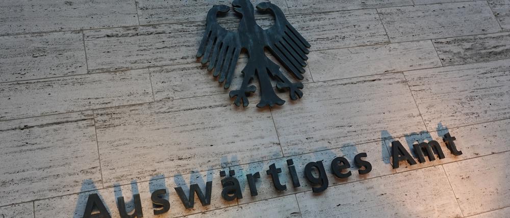 Das deutsche Wappen und der Schriftzug „Auswärtiges Amt“ sind an einer Außenwand am Eingang zum Auswärtigen Amt angebracht.