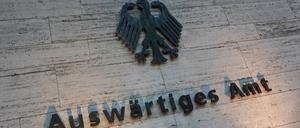 Berlin: Das deutsche Wappen und der Schriftzug „Auswärtiges Amt“ sind an einer Außenwand am Eingang zum Auswärtigen Amt angebracht.