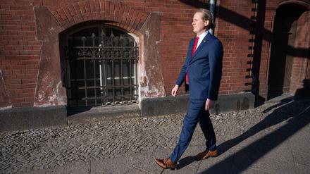 Kevin Hönicke (SPD), Bezirksstadtrat in Lichtenberg, steht vor dem Rathaus Lichtenberg.