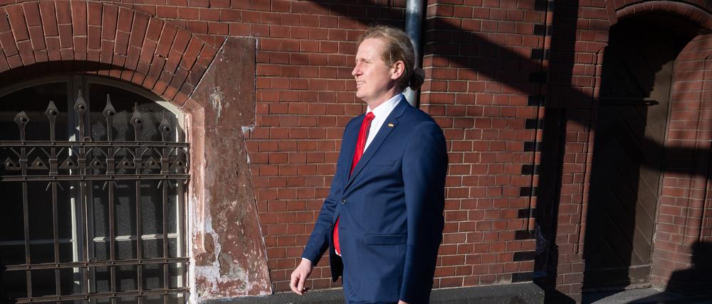 Kevin Hönicke (SPD), Bezirksstadtrat in Lichtenberg, steht vor dem Rathaus Lichtenberg. 