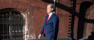 Kevin Hönicke (SPD), Bezirksstadtrat in Lichtenberg, steht vor dem Rathaus Lichtenberg. 