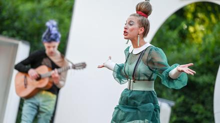 Hannah Prasse als Mariane (r) und Arne Assmann als Valère vom Theater Poetenpack spielen „Molieres Tartuffe“ auf der Bühne im Heckentheater am Neuen Palais.