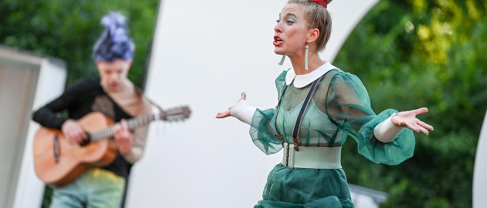 Hannah Prasse als Mariane (r) und Arne Assmann als Valère vom Theater Poetenpack spielen „Molieres Tartuffe“ auf der Bühne im Heckentheater am Neuen Palais.