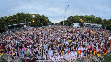 EM 2024: Public viewing in Berlin Deutschland gegen Schweiz in der Fan Zone vor dem Brandenburger Tor. Die Fans feuern ausgelassen die Mannschaft an und halten einen Pokal in die Höhe. 