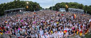 EM 2024: Public viewing in Berlin Deutschland gegen Schweiz in der Fan Zone vor dem Brandenburger Tor. Die Fans feuern ausgelassen die Mannschaft an und halten einen Pokal in die Höhe. 