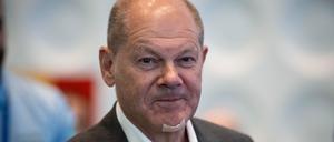 28.06.2024, Nordrhein-Westfalen, Neuss: Bundeskanzler Olaf Scholz blickt in die Kamera. Am Kinn ist ein Pflaster deutlich sichtbar.