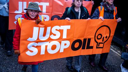 Eine Gruppe von Demonstranten hält ein Transparent mit der Aufschrift „Just Stop Oil“ während einer Demonstration.