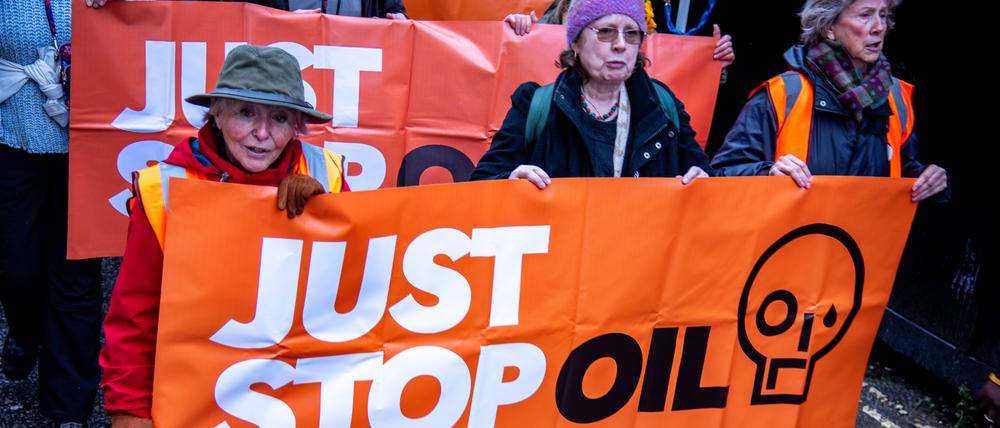 Eine Gruppe von Demonstranten hält ein Transparent mit der Aufschrift „Just Stop Oil“ während einer Demonstration.