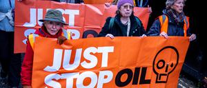 Eine Gruppe von Demonstranten hält ein Transparent mit der Aufschrift „Just Stop Oil“ während einer Demonstration.