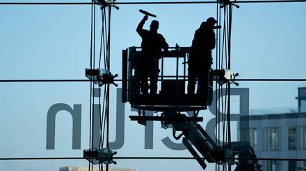 Reinigung der Glasfassade am Berliner Hauptbahnhof.