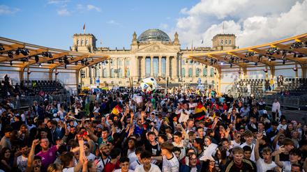 Deutschland-Fans feiern beim Public Viewing in der Fanzone am Reichstagsgebäude.