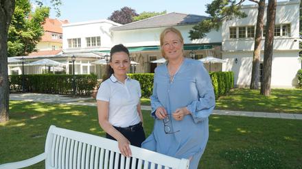 Im International Club Berlin in Westend hat Ida Warych (links) ihr früheres Café im Literaturhaus Berlin wiedereröffnet. Club-Generalmanagerin Marie-Louise Hildebrand unterstützt sie dabei.