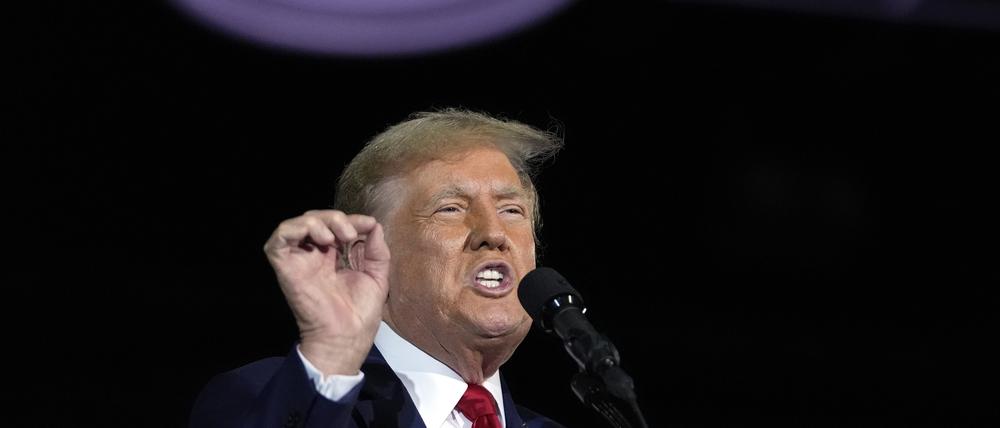 Donald Trump (Republikaner), ehemaliger Präsident der USA und US-Präsidentschaftsbewerber, spricht bei seiner Geburtstagsfeier im Club 47 in West Palm Beach, Florida. Das Oberste Gericht der USA macht die Strafverfolgung im Zusammenhang mit dem Sturm auf das Kapitol schwieriger.