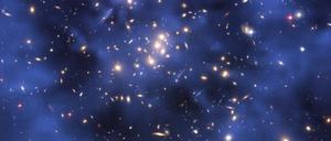 Eine Aufnahme vom europäischen Hubble-Zentrum zeigt einen Ring Dunkler Materie in einem fünf Milliarden Lichtjahre entfernten Galaxienhaufen im Sternbild Fische. 