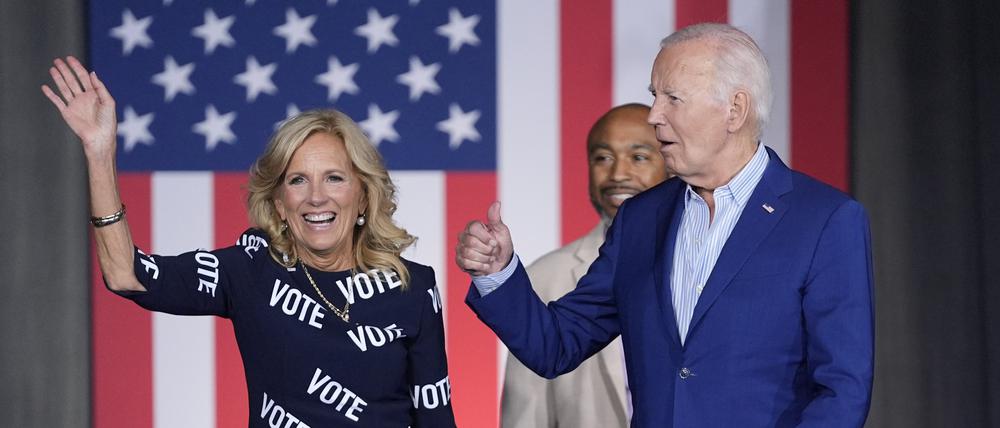 US-Präsident Joe Biden und First Lady Jill Biden bei einer Wahlkampfveranstaltung in Raleigh im Bundesstaat North Carolina.