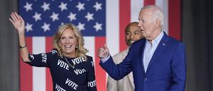 US-Präsident Joe Biden und First Lady Jill Biden bei einer Wahlkampfveranstaltung in Raleigh im Bundesstaat North Carolina.
