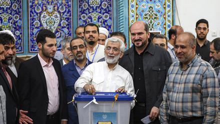 Der ehemalige iranische Atomverhandlungsführer und Präsidentschaftskandidat Said Dschalili gibt in einem Wahllokal seinen Stimmzettel ab. 