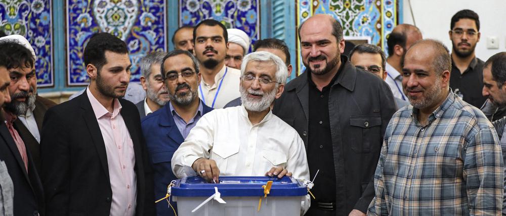 Der ehemalige iranische Atomverhandlungsführer und Präsidentschaftskandidat Said Dschalili gibt in einem Wahllokal seinen Stimmzettel ab.