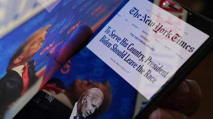 Der Leitartikel der New York Times, in dem Präsident Joe Biden aufgefordert wird, aus dem Präsidentschaftsrennen auszuscheiden, auf einem Smartphone-Bildschirm.