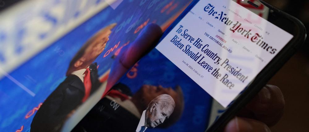 Der Leitartikel der New York Times, in dem Präsident Joe Biden aufgefordert wird, aus dem Präsidentschaftsrennen auszuscheiden, auf einem Smartphone-Bildschirm.