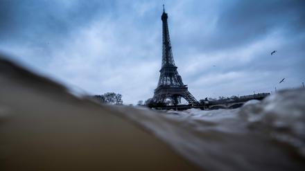 Blick auf den Eiffelturm in Paris über Wellen auf der Seine (Archivbild von 2018).