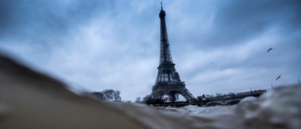 Blick auf den Eiffelturm in Paris über Wellen auf der Seine (Archivbild von 2018).