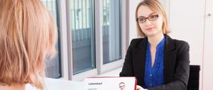Bewerberinnen und Bewerber sollten sich offen, lernbereit und wissbegierig zeigen.