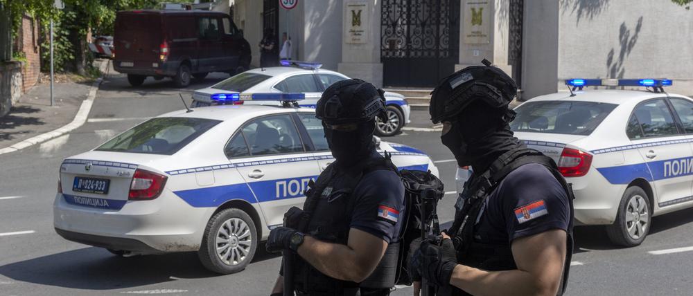 Polizisten sperren den Verkehr an einer Kreuzung in der Nähe der israelischen Botschaft.