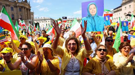 Exil-Iranerinnen und Iraner protestieren in Berlin.