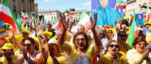 Exil-Iranerinnen und Iraner protestieren in Berlin.