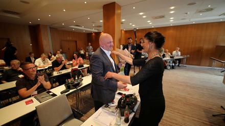Brandenburgs BSW-Chef Robert Crumbach und Sahra Wagenknecht beim Parteitag in Potsdam.