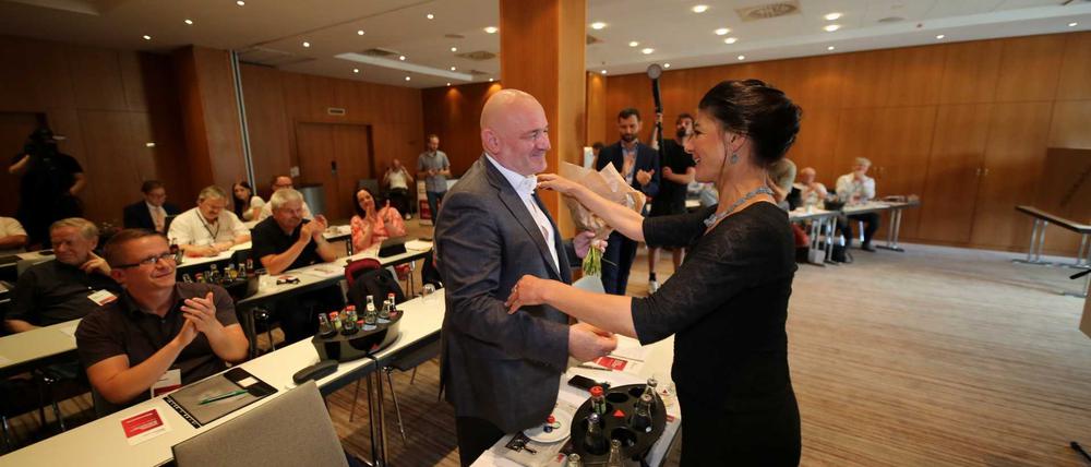 Brandenburgs BSW-Chef Robert Crumbach und Sahra Wagenknecht beim Parteitag in Potsdam.