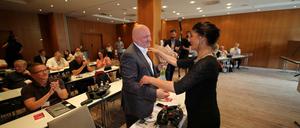 Brandenburgs BSW-Chef Robert Crumbach und Sahra Wagenknecht beim Parteitag in Potsdam.