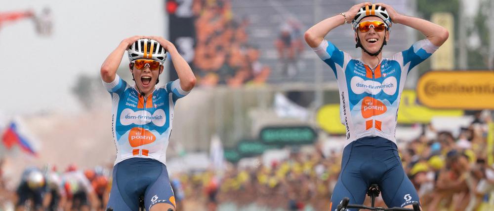 Romain Bardet (r.) jubelt mit Teamkollege Frank Van Den Broek, die nach ihrem Ausreißversuch wenige Sekunden Vorsprung ins Ziel retteten.
