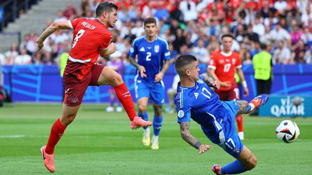 Die Führung für die Schweiz: Remo Freuler (li.) trifft gegen Italien zum 1:0.