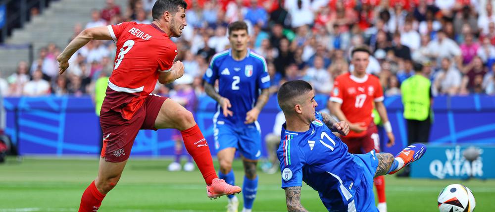 Die Führung für die Schweiz: Remo Freuler (li.) trifft gegen Italien zum 1:0.