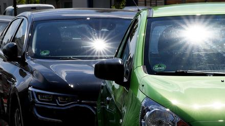 Sonne scheint auf parkende Autos. (Symbolfoto)