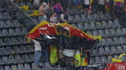 Beim Achtelfinale Deutschland gegen Dänemark im Dortmunder Stadion wurde das Spiel wegen Regen und Unwetter zeitweise unterbrochen.