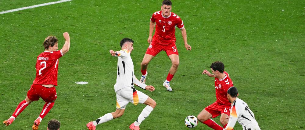 Deutschlands Kai Havertz in der dänischen Umzingelung.