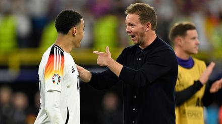 Bundestrainer Julian Nagelsmann mit Spieler Jamal Musiala.