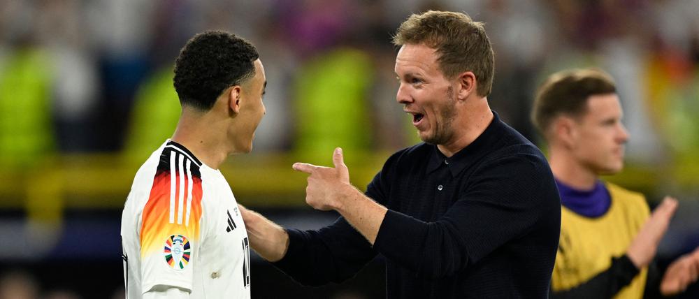 Bundestrainer Julian Nagelsmann mit Spieler Jamal Musiala.