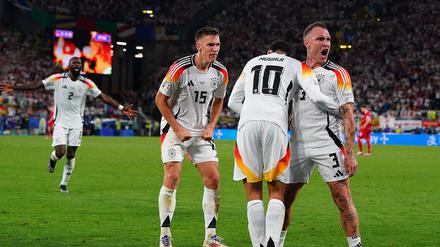 Das deutsche Team bejubelt den Treffer von Jamal Musiala zum 2:0. 