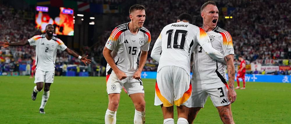 Das deutsche Team bejubelt den Treffer von Jamal Musiala zum 2:0. 
